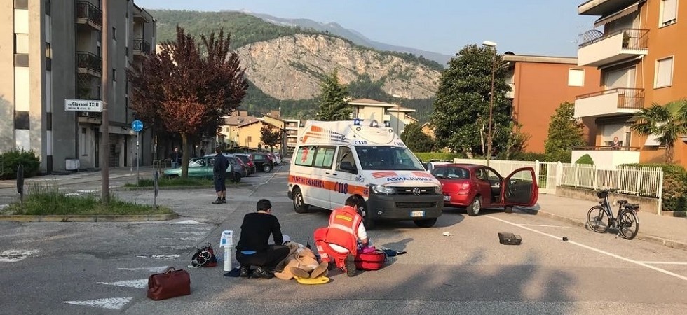 Incidente a Mori, uomo di 86 anni investito da un'auto